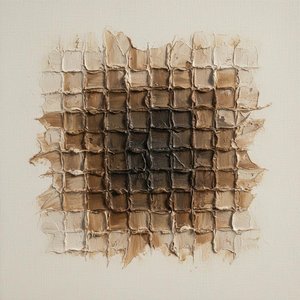 Terra Monolítica: Um Estudo Escultórico Em Relevo De Terra De Sombra E Grades Orgânicas Fragmentadas