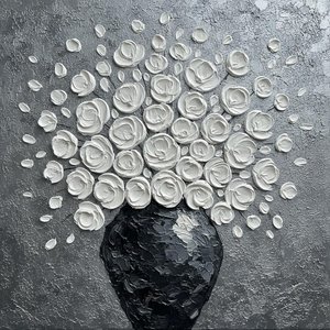 Monochromatische Strahlkraft: Ein Skulpturaler Ausbruch Ätherischer Weißer Rosen Im Obsidian-schatten
