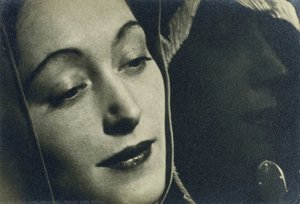 Nusch Avec Un Miroir — Man Ray