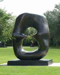 Oval With Points — Henry Moore