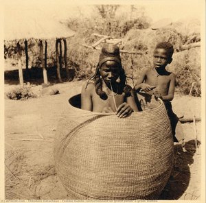 Femme Humbe Confectionnant Un Grand Panier À Grain. Kâmba — Teodor Delako