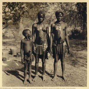 Trois Jeunes Femmes Kwamatwi Vêtues À La Mode Du Pays. Forte-roçadas — Teodor Delako