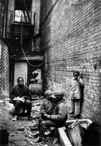 Fontenelle Bambini Fuori Dal Loro Condominio A Harlem, Harlem, New York — Gordon Parks