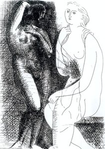 Mujer desnuda delante de una estatua