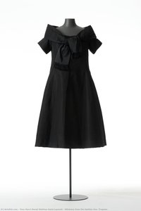Silkdress From The Fashion Line „trapéze“ — 이브 생 로랑