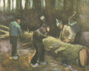 Quatre hommes coupant du bois