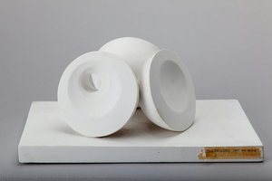 Trys Pusilėlių Skulptūros — Barbara Hepworth