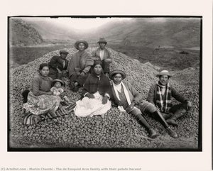 The De Ezequiel Arce Family With Their Potato Harvest — Martín Chambi