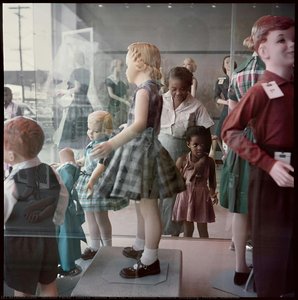 Ondria Tanner E Sua Nonna Che Guardano Le Vetrine, Mobile, Alabama — Gordon Parks
