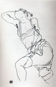 Modello sdraiato con camicia e calzini