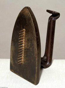 Cadeau — Man Ray