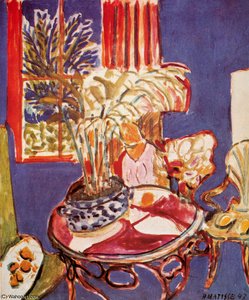 마티스의 푸른 안뜰 (petit Intérieur Bleu) - 독일 슈투트가르트 국립 미술관 소장, 앙리 마티스의 혁신적인 색채 사용과 조형 감각을 보여주는 강렬한 푸른 방의 작품입니다. 이 그림은 전쟁 이후 유럽의 불안정한 시대를 반영하면서도, 평온함과 낙관주의를 선사하며 아름다움의 안식처를 제공합니다. 캔버스에는 깊고 밝은 청색이 사용되어 깊이와 평화를 자아내며, 창문 너머의 녹색 풍경은 공간에 생기를 불어넣습니다. 마티스는 색채를 독립적인 표현 — 앙리 마티스