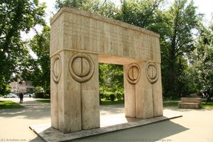 The Gate Of Kiss (part Of The Sculptural Ensemble In Târgu Jiu) — Constantin Brâncuși