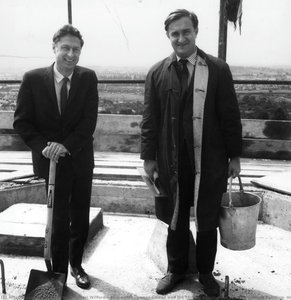 James Gowan E Jim Stirling Durante La Cerimonia Di Completamento Del Building Ingegneristico, Università Di Leicester — James Stirling Michael Wilford & Associates