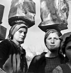 Donne Trasportanti Pietre — Voúla Papaïoánnou