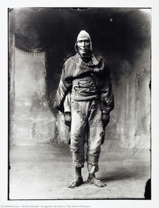 El Gigante De Paruro [the Giant Of Paruro] — Martín Chambi